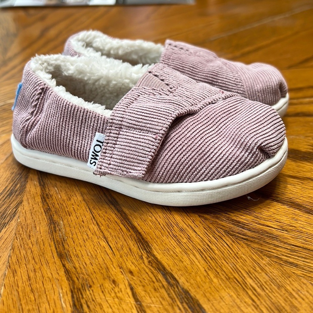 Toms Girls corduroy fleece lined shoes.